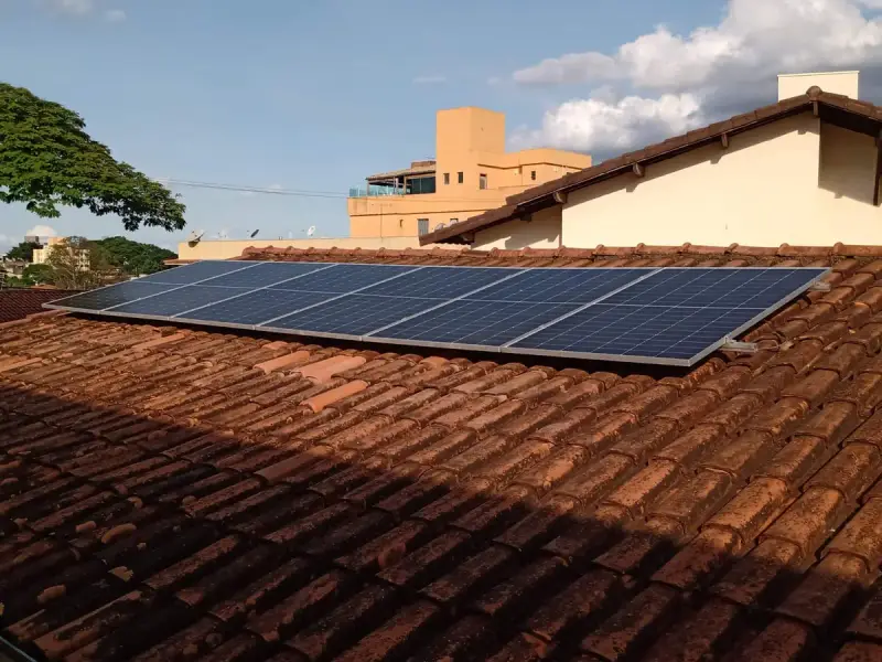 Instalação residencial de 6 painéis solares