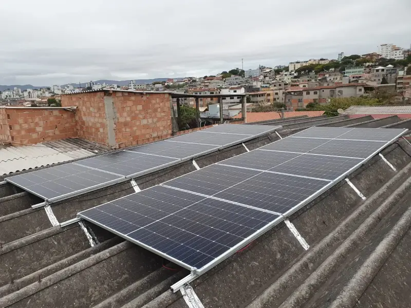 Instalação residencial de 10 painéis solares