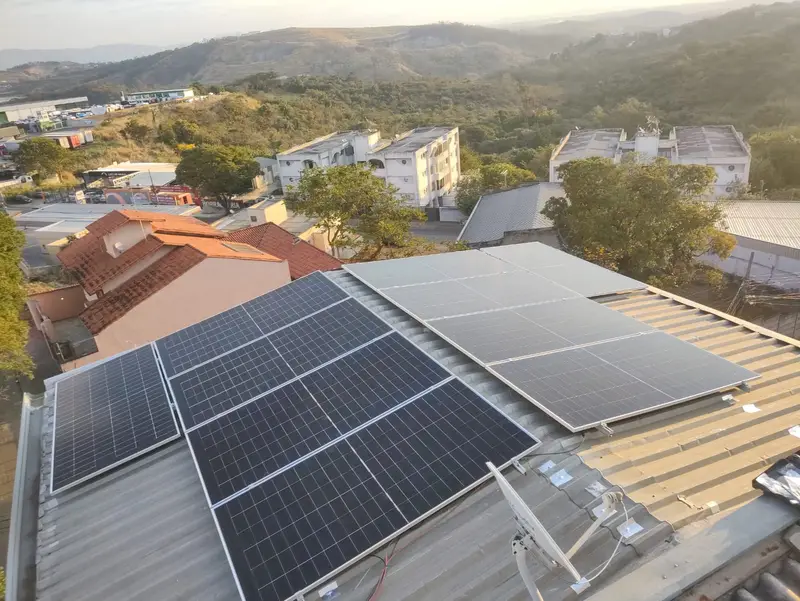 Instalação residencial de 10 painéis solares (5,74 kWp)