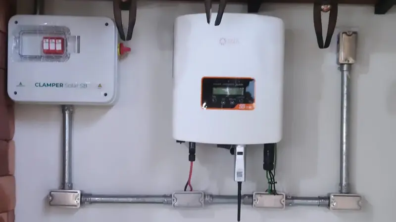Inversor solar Solis instalado com proteção Clamper Solar SB